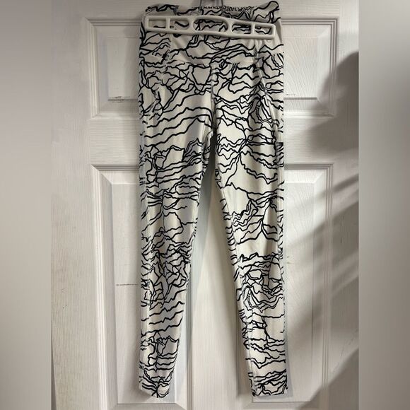 Maaji Leggings White with Modern Line Print - XS - Picture 7 of 7